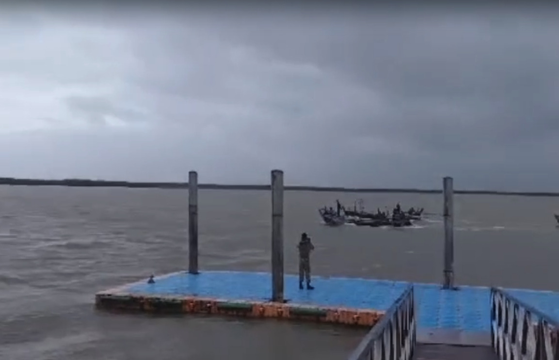 Threats to Coastal Areas from Cyclone Sindh Rangers delivery of ration to the victims.