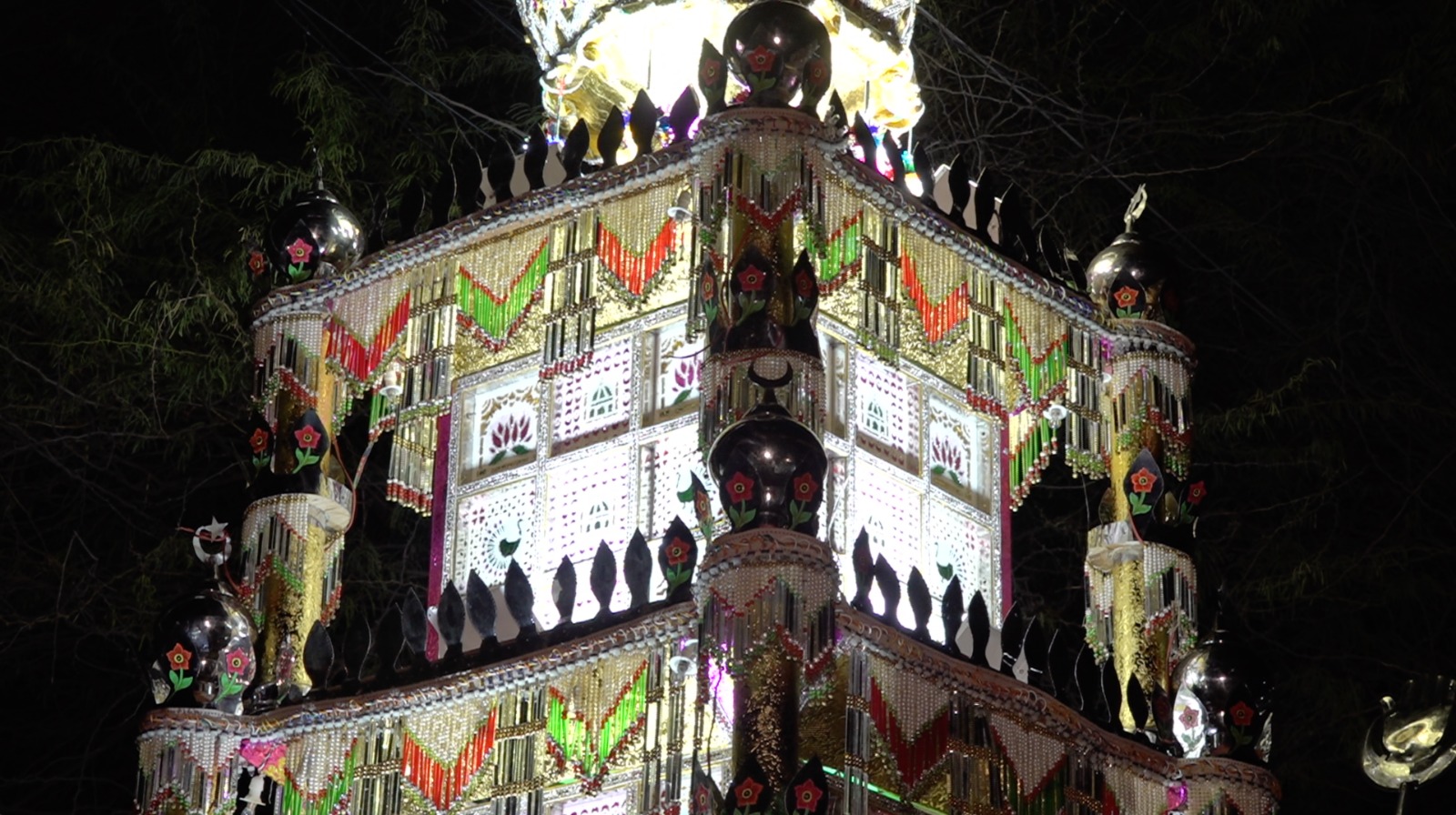 People belonging to the Hindu community, who have been following this tradition for years, say that they have been preparing this tazia since 1947.