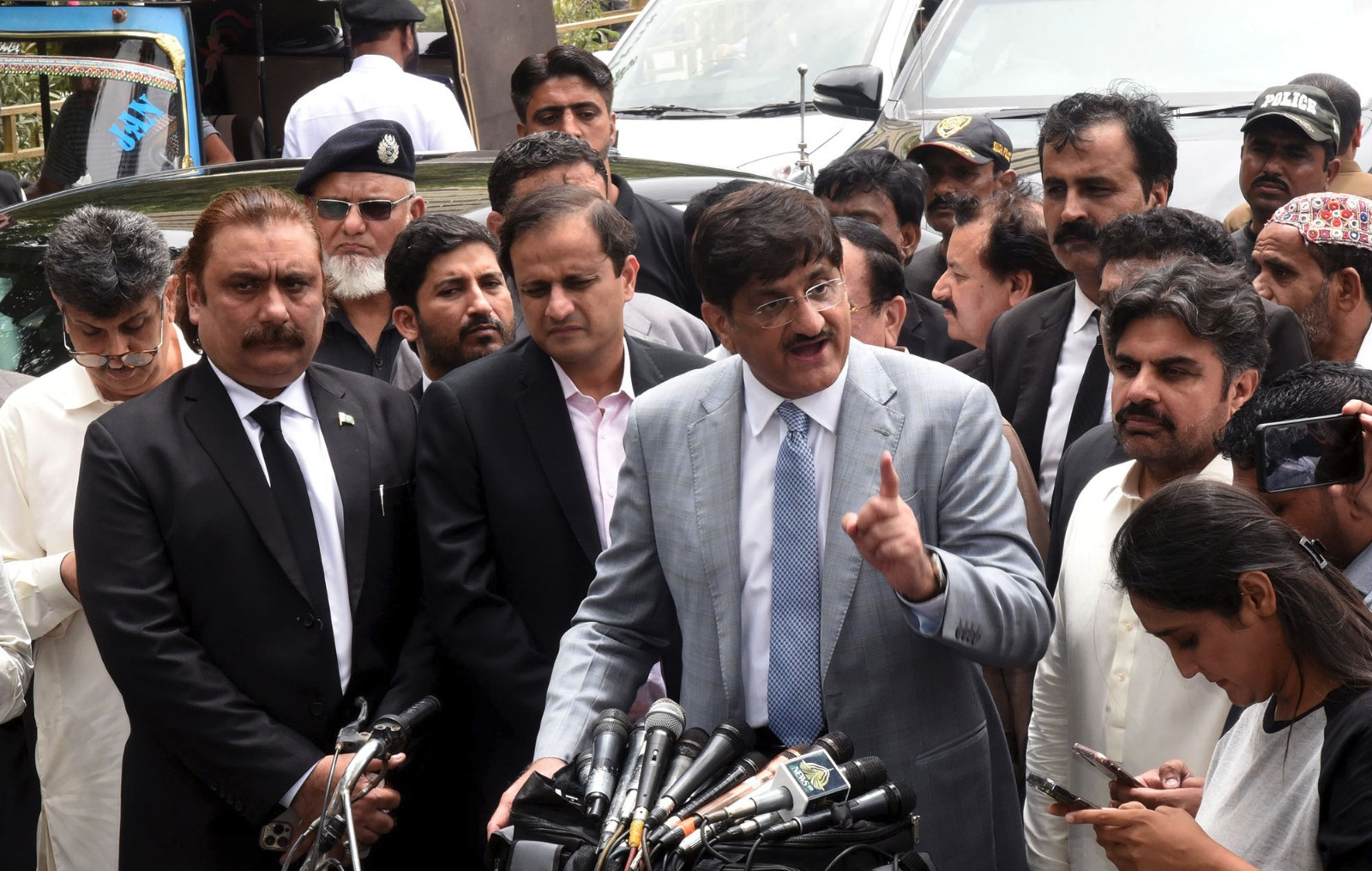 The Supreme Court ordered the Sindh government to pay money from its funds to the Gujjar, Aurangi and Mahmoodabad drain victims in Karachi.