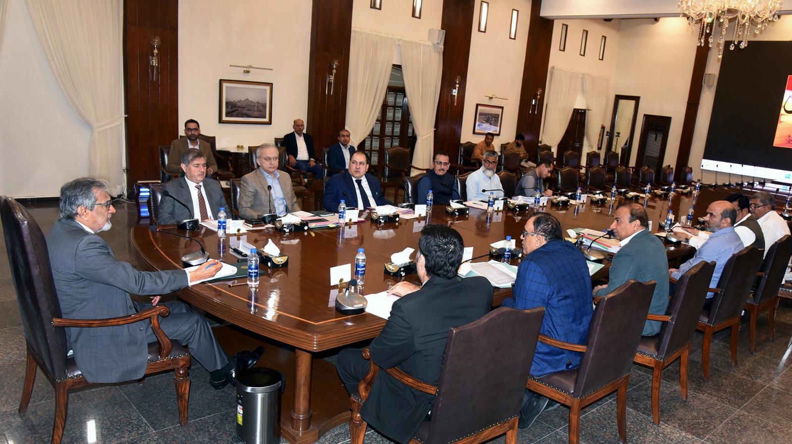 Justice Baqar fixes minimum sugarcane price at Rs425/40 kg for crop 2023-23