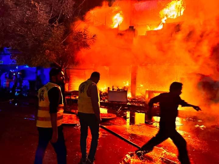 The fire that broke out in the shopping mall yesterday was brought under complete control.