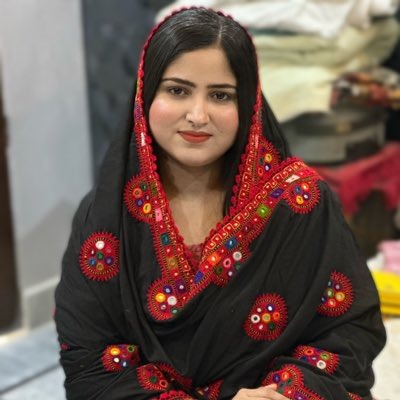 Why is there a derisive attitude towards women candidates in Sindh?