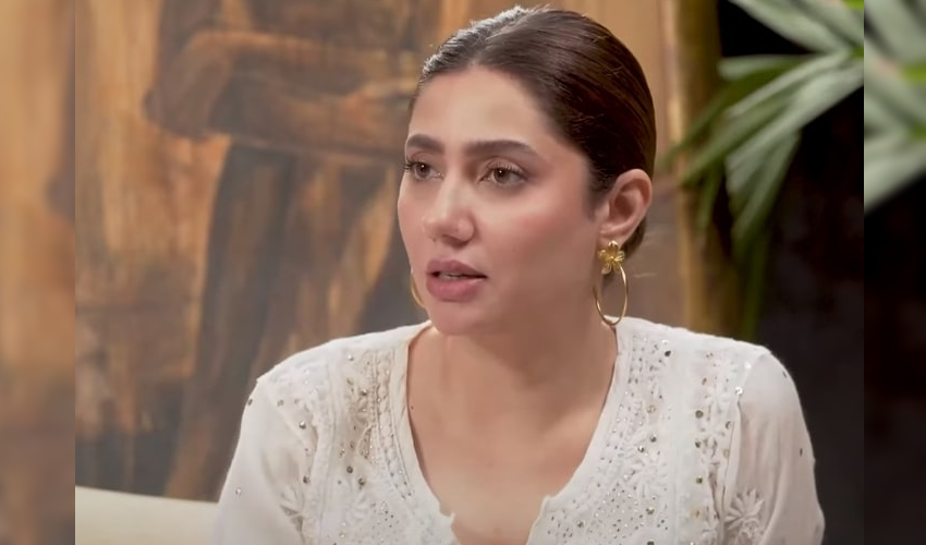 The video of Pakistan's famous actress Mahira Khan's meeting with a fan has gone viral on social media.
