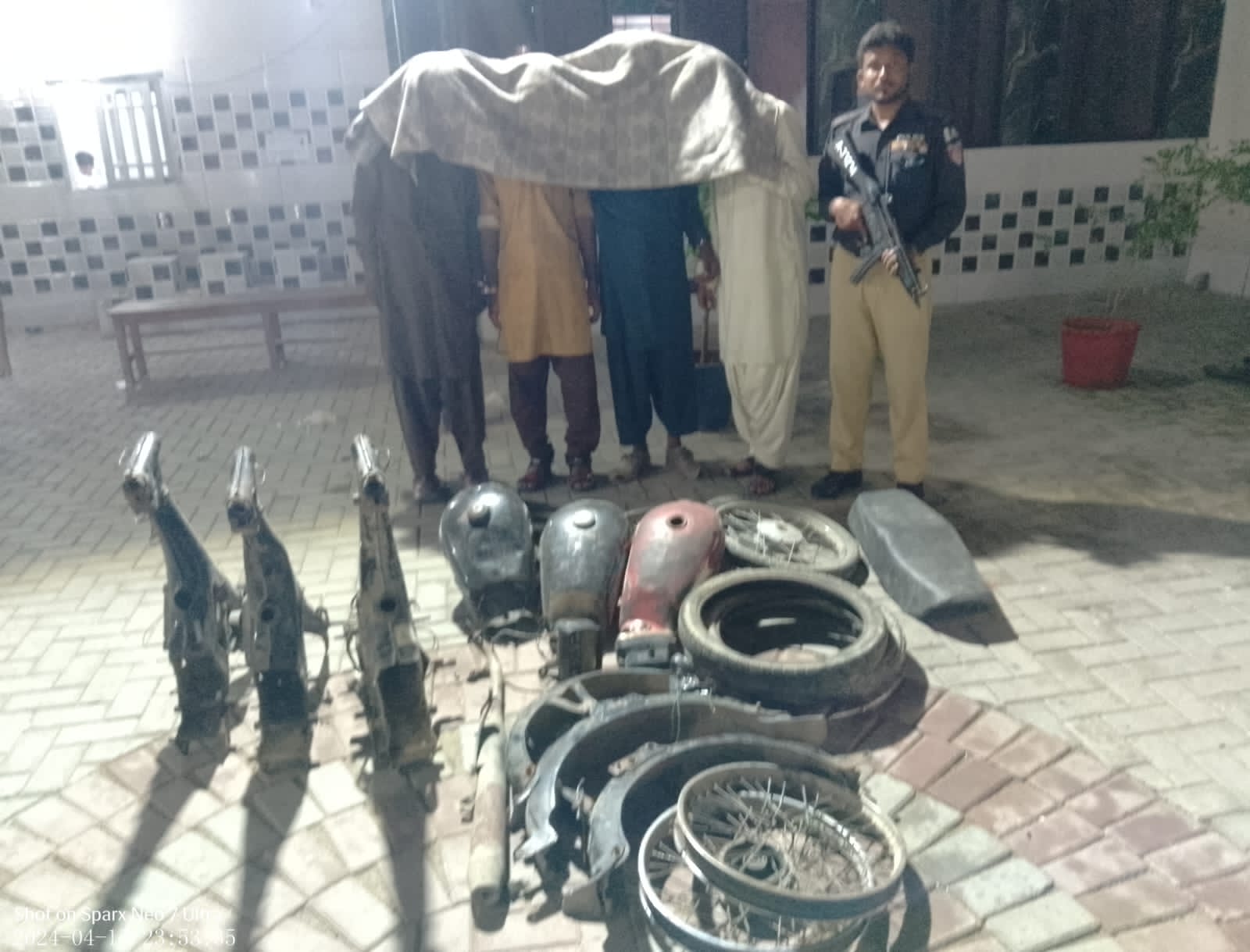 Kidnapped girl rescued after operation in Mamar Mor and Malir in Karachi. The kidnapper was arrested.