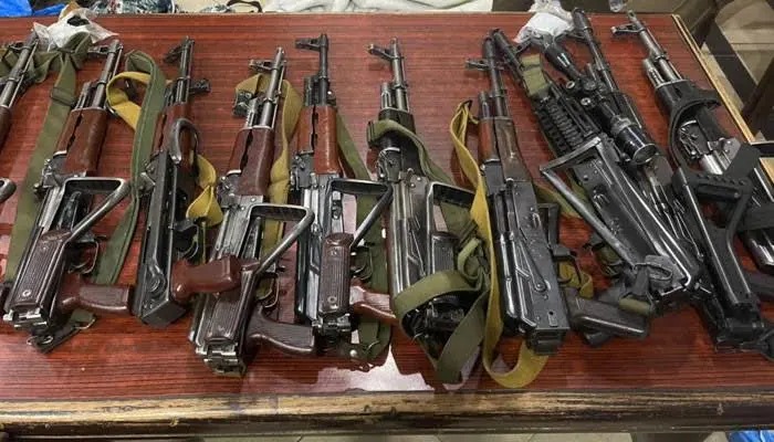    A group of smugglers, including policemen, who tried to smuggle modern weapons to Sindh from Balochistan in a police mobile, were arrested.