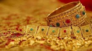 Gold has become cheaper, the price of gold per tola has decreased by seven thousand eight hundred rupees.