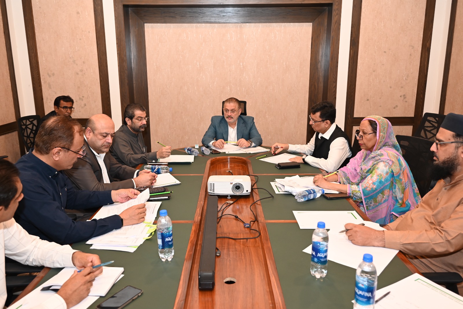 The Sindh government has decided to clamp down on tax evaders and drug dealers, and to publish the names of tax evaders in newspapers