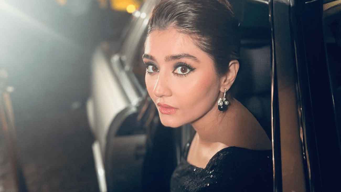 Actress Darfashan Saleem was kissed by a fan, video viral