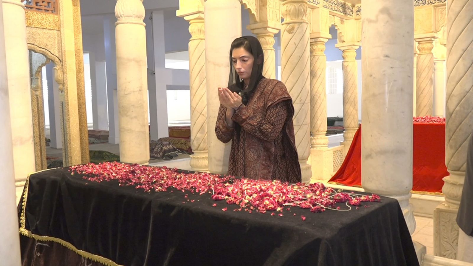 LARKANA, Bibi Aseefa Bhutto Zardari visited the Bhutto family's graveyard