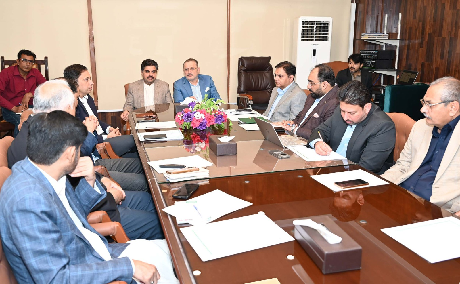 Sindh Government to Accelerate Efforts to Launch EV Taxi Service Within 24 hours, 