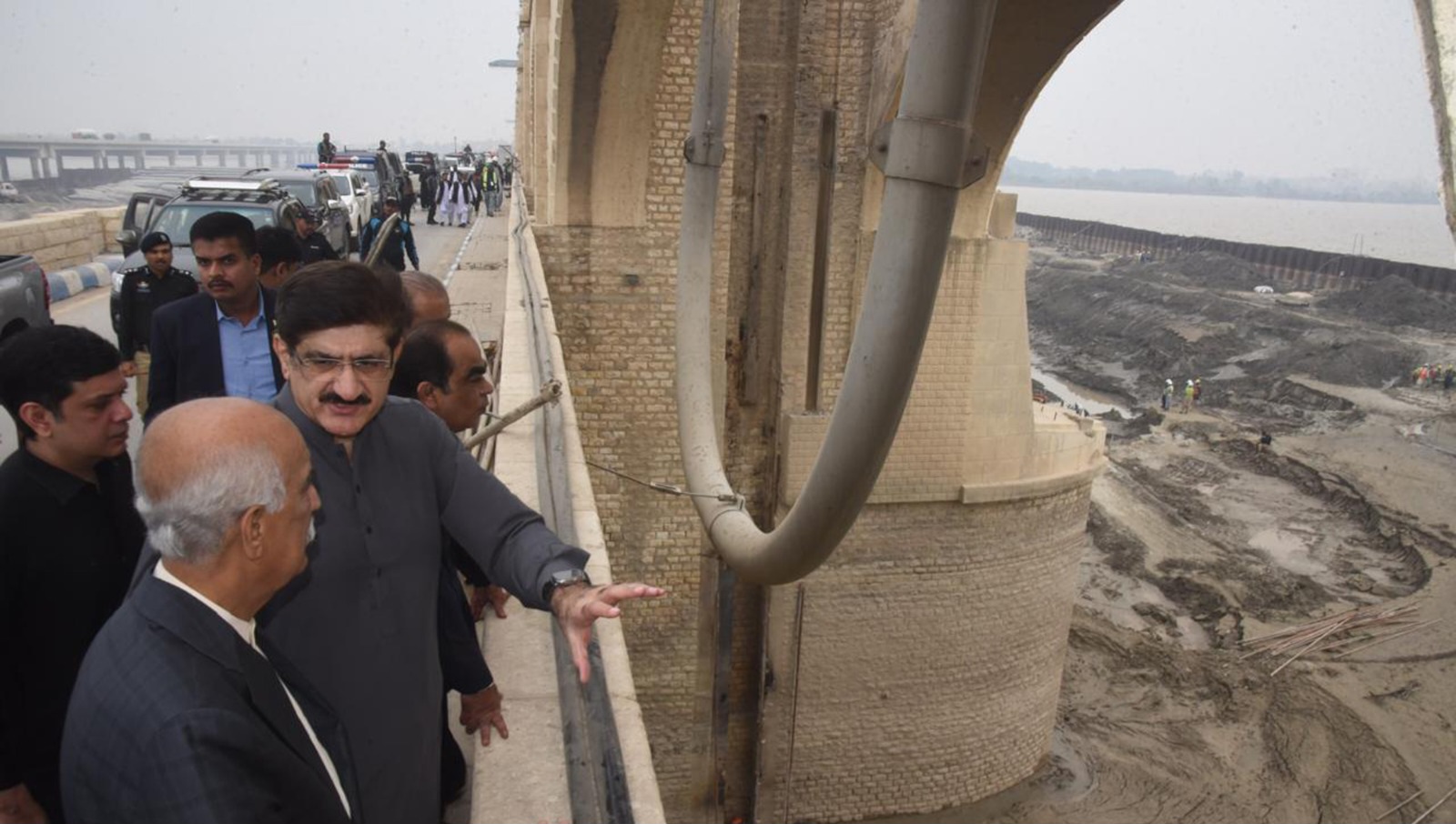 Murad gives 3 months to Works dept to complete pile works of Ghotki-Kandhkot Bridge 