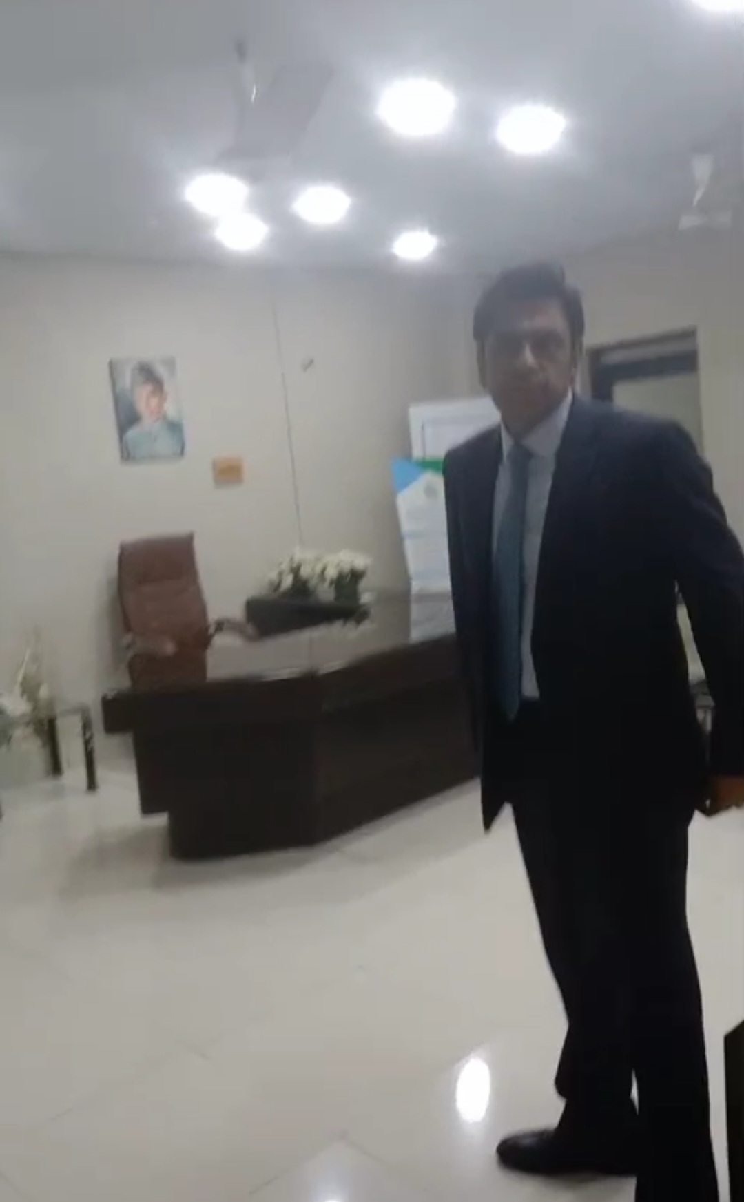 Chief Secretary Sindh Pays Surprise Visit to Offices, Orders Suspension and Show-Cause Notices for Absent Officials۔
