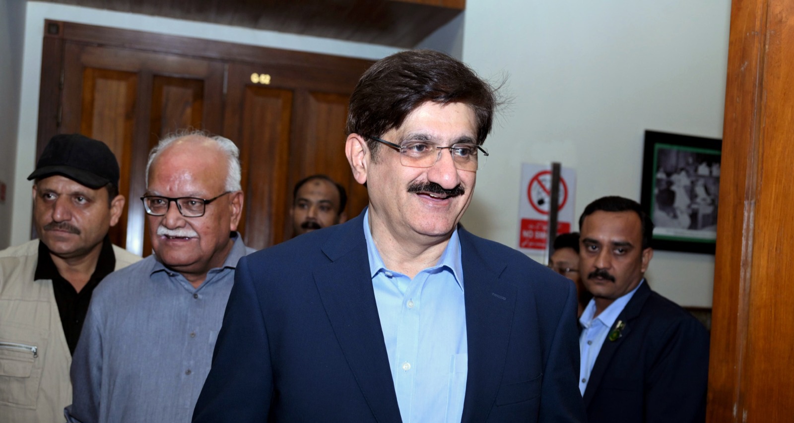 Murad congratulates Waqar Mehdi 
