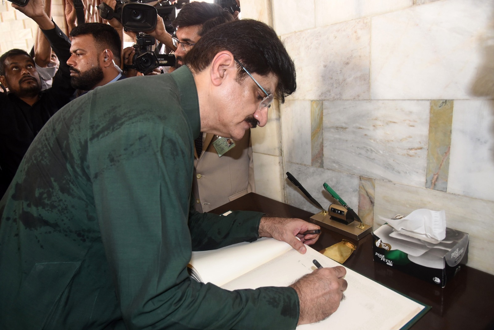 Sindh CM commemorates Independence Day at Quaid-e-Azam’s Mausoleum
