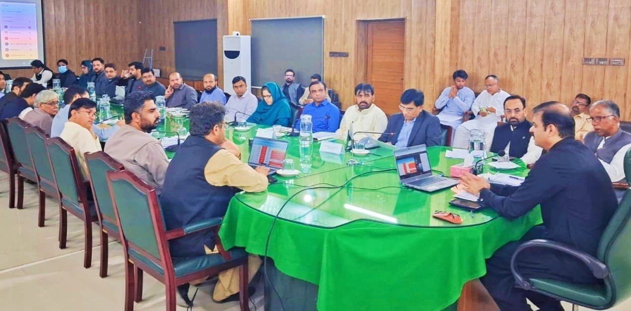 🌾 Sukkur Commissioner Reviews Wheat Support Program & Polio Campaign — 90% Registration Achieved Across Division!