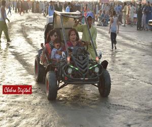 Karachi: Car ride and joyous kids
