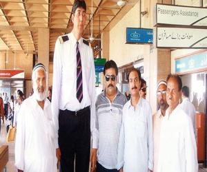  Pakistan's tallest man, Naseer Soomro, was named in the Guinness Book of World Records.