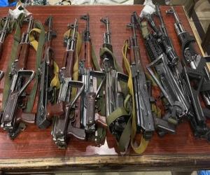    A group of smugglers, including policemen, who tried to smuggle modern weapons to Sindh from Balochistan in a police mobile, were arrested.