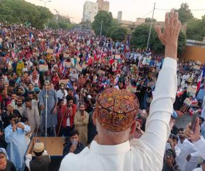 Sindh Tarqi passand Party leader Dr. Qadir Magsi complained about not giving coverage to Urdu media and said that the media should be neutral.
