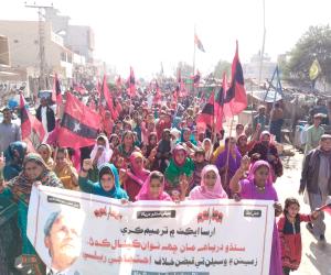 Jhudo /Mirpurkhas The struggle by Awami Tehreek against corporate farming and six new canals continues. The people staged a one-kilometer march from Jhudo New Bypass to the Town Committee Office, culminating in a sit-in at Station Road