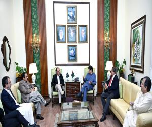 Murad hosts federal govt-industrial meeting to resolve captive power shifting to DISCOs. 