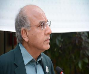SMIU’s faculty, officers and other employees congratulate Vice Chancellor Dr. Mujeeb Sahrai on conferment of Sitara-e-Imtiaz