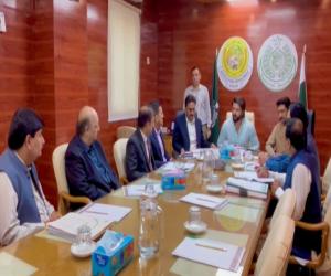 The Sindh government has decided to issue Benazir Hari Cards to hundreds of thousands of newly registered farmers.