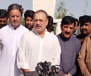 Agha Siraj Durrani was a good-natured person and an excellent parliamentarian who served as the Speaker (balance-speaker) of the Sindh Assembly