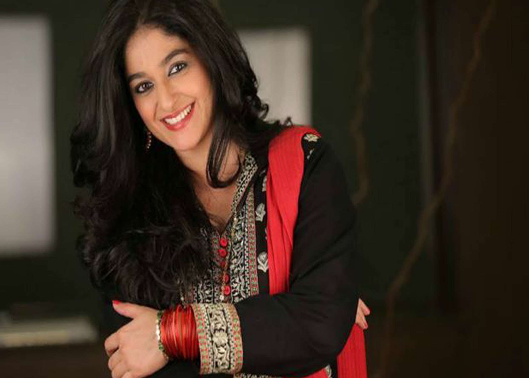 پرنم آنکھیں ،لڑکھڑاتادرد میں ڈوبا لہجہ اور اداکارہ نادیہ جمیل