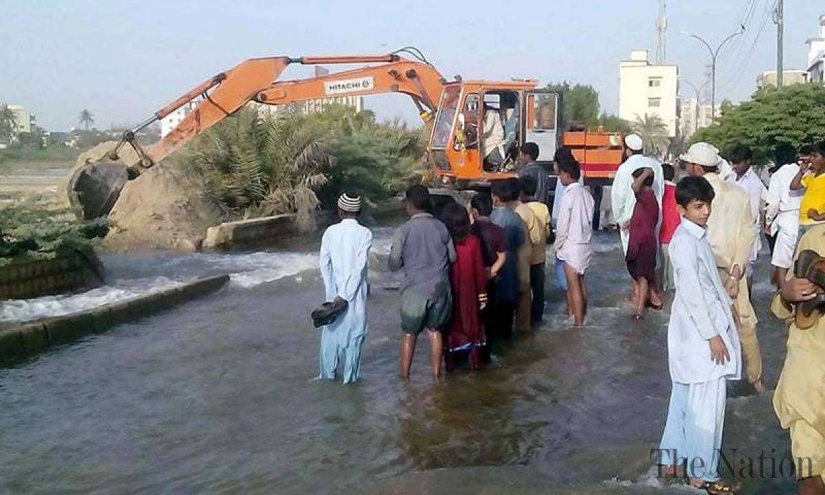کراچی میں پانی کی 72 انچ کی پائپ لائن پھٹ گئی ۔