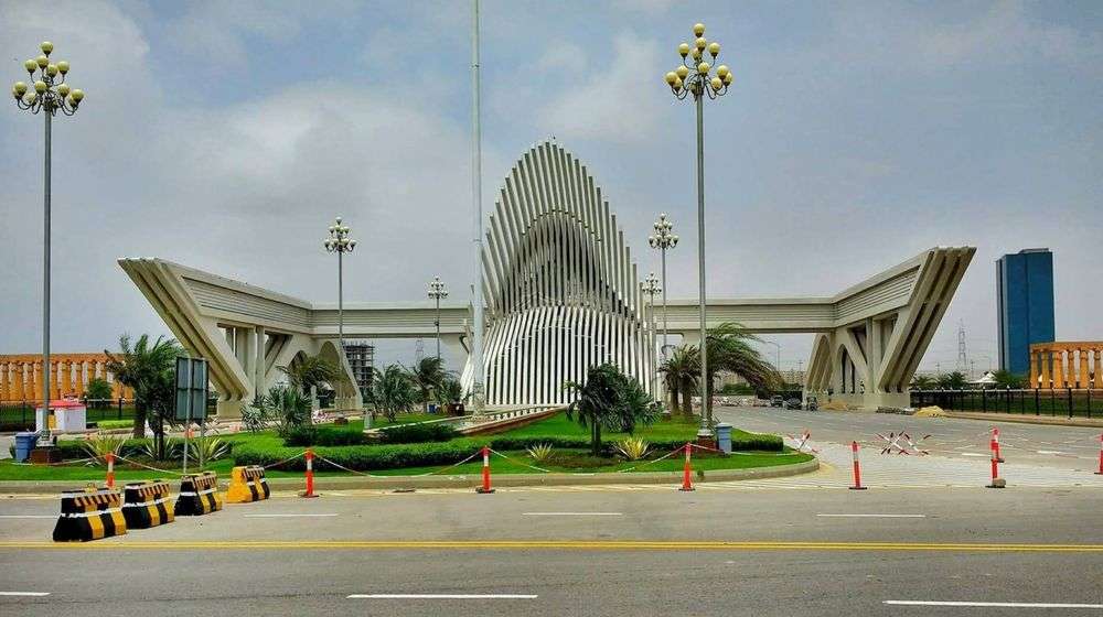 بحریہ ٹائون  کے سیکیورٹی عملے کا خاتون پربدترین  تشدد ، خاتون بےہوش 