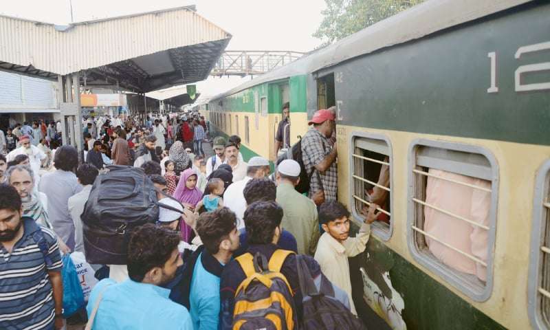 بس سروس بند  ہوئی تو  ریلوےاسٹیشنزمسافروں سےبھرگئے۔