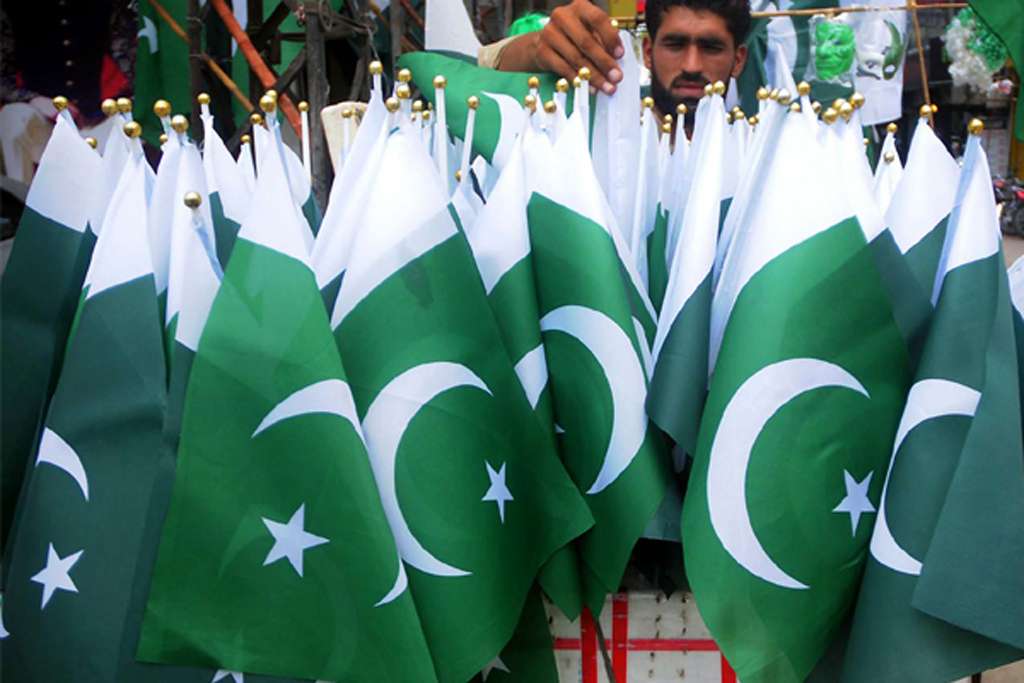 کراچی میں بھی یوم آزادی کا جشن بھرپور طریقے سےمنانے کی تیاریاں۔  بچے ،،بڑے  قومی پرچم، بیجز،شرٹس اور دیگر اشیا کی خریداری کررہے ہیں
