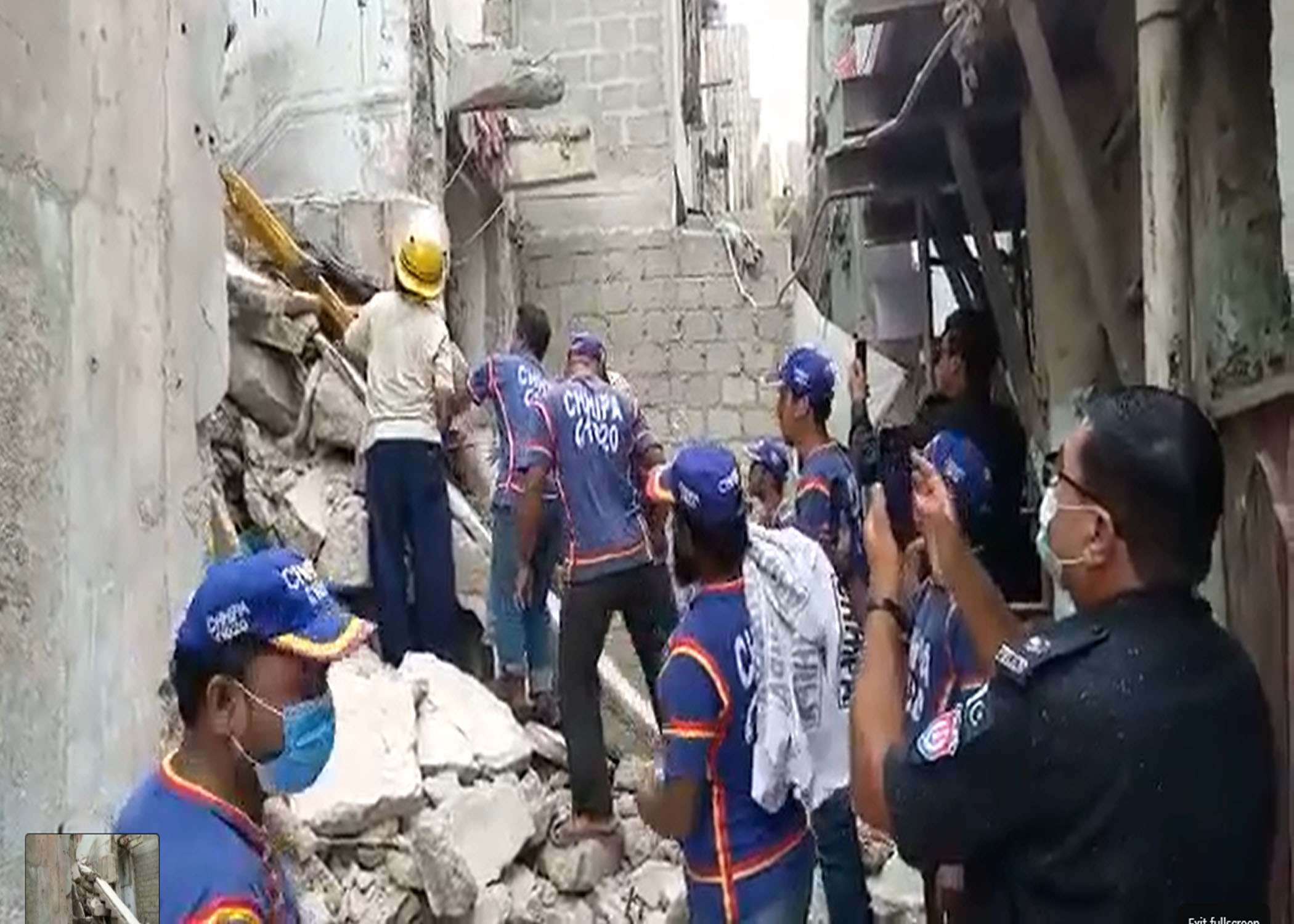 کراچی کے علاقے شومارکیٹ ،گارڈن میں ایک منزلہ عمارت کی چھت گرگئی۔