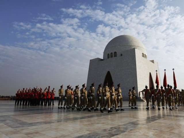  پچھترویں یوم آزادی پرکراچی میں مزارقائد پر تینوں مسلح افواج کے نمائندوں ،وفاقی وزاء،گورنر اوروزیراعلیٰ سندھ نےحاضری دی