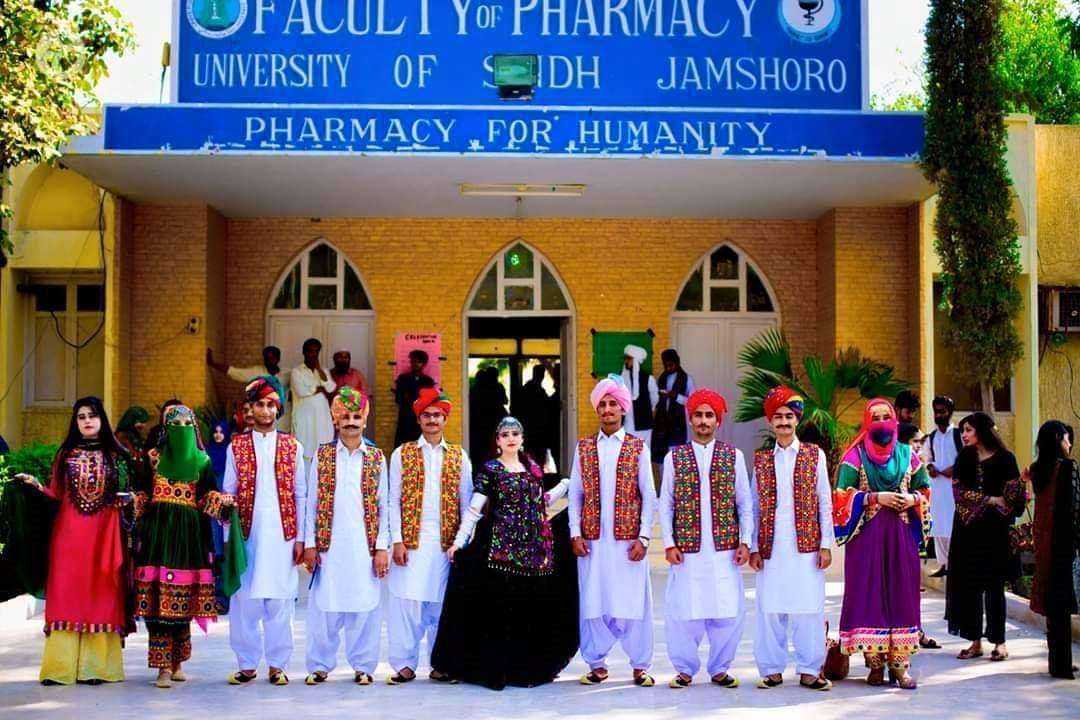 سندھ میں کورونا وبا کے سبب جامعات کو  بھی تیس اگست تک بند کرنے کا فیصلہ کیا گیا ہے۔