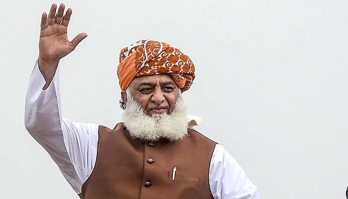 مولانا فضل الرحمان نے کہا ہے کہ پیپلز پارٹی نے پی ڈی ایم کی پیٹھ میں چھرا گھوپنے کی پوری کوشش کی ہے