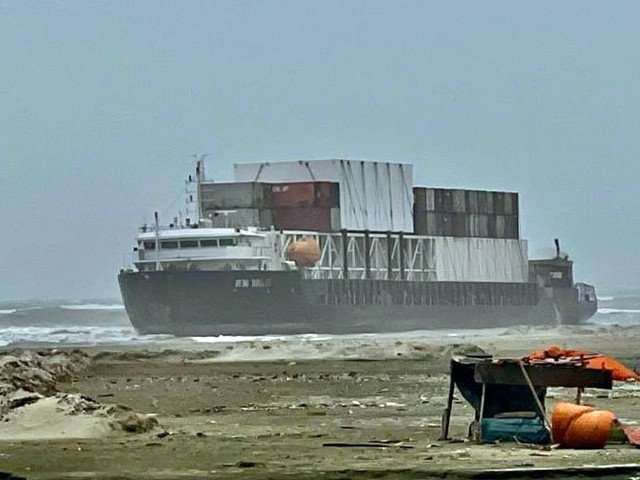 کراچی کے ساحل پر پھنسے جہاز کو نکالنے  کی تیاریاں شروع