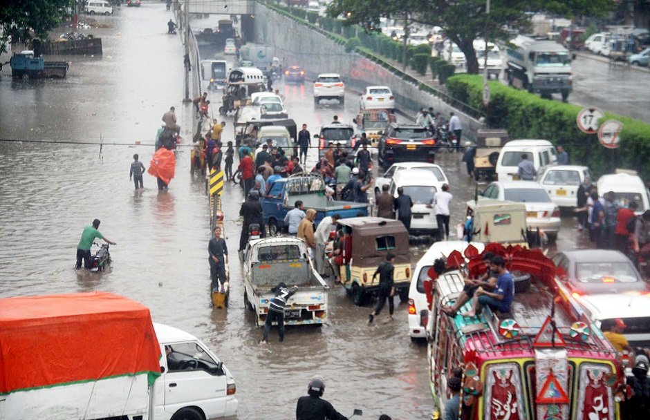 کراچی میں بارش کے بعد سڑکیں  تالاب بن گئیں