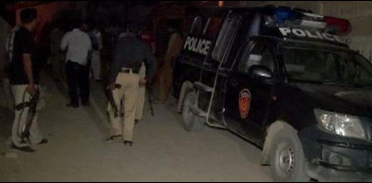 کراچی  کے علاقے کورنگی میں مبینہ پولیس مقابلے کے بعد  تین  ڈاکو پکڑ ے گئے