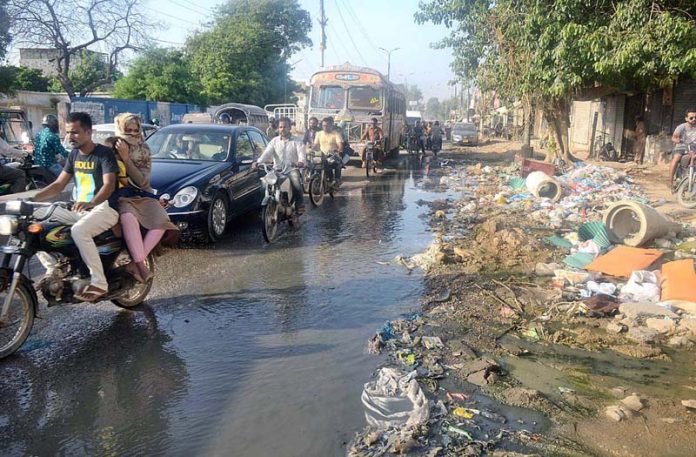گلشن اقبال میں قائم عزیز بھٹی پارک سے تاحال بارش کا پانی نہیں نکالا جاسکا