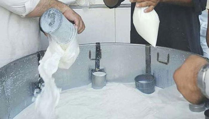 کراچی میں مہنگے داموں  دودھ کی فروخت