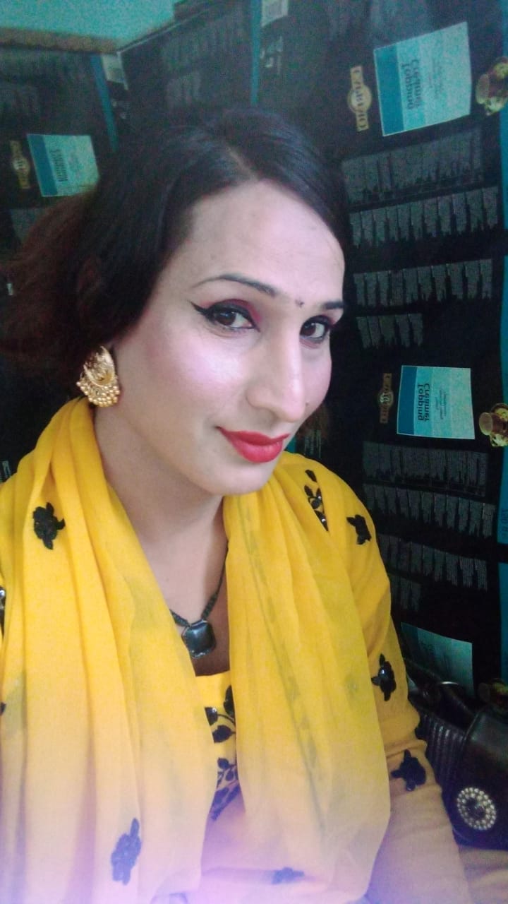 کراچی کے علاقےکورنگی بلال کالونی میں تیزاب گردی کا شکار خواجہ سرا زخموں کی تاب نہ لاکر چل بسا۔