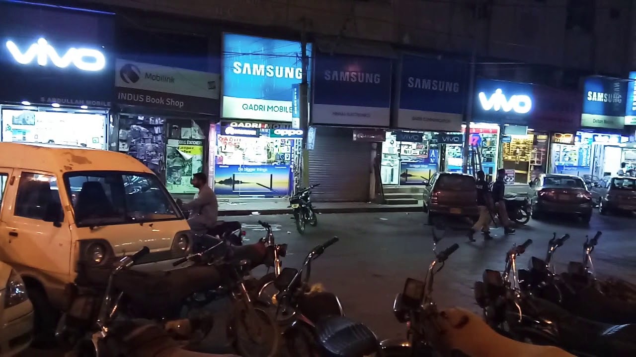 کراچی کے علاقے لیاری کھڈہ مارکیٹ میں ٹیڑھی ہونے والی چھ منزلہ عمارت کو گرانے  کا آپریشن شروع ہوگیا