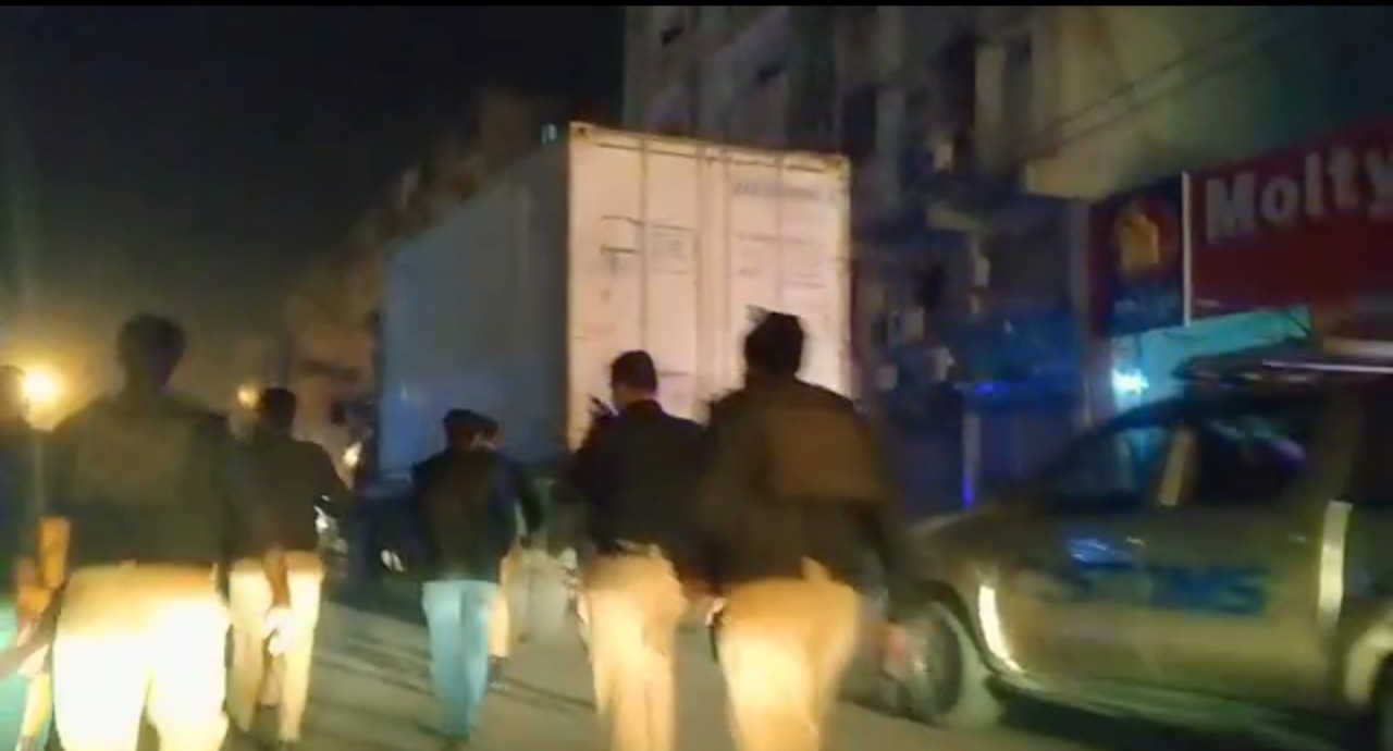کراچی کی جامع کلاتھ مارکیٹ میں غیر قانونی اشیاء کی موجودگی کی اطلاع پر کسٹمرز انٹیلیجنس کے چھاپے کے دوران علاقہ میدان جنگ بن گیا