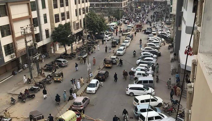  کسٹمز حکام  نے  نان کسٹم پیڈ کپڑے کے کنٹینر پر چھاپہ مارا،،تو اللّہ   والی مارکیٹ کے تاجروں نے بھرپور   مزاحمت کی۔