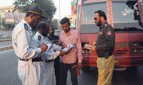 کراچی میں ٹریفک پولیس نے سال دوہزار اکیس کے دوران قوانین کی خلاف ورزی پر ریکارڈ چلان کئے۔ 