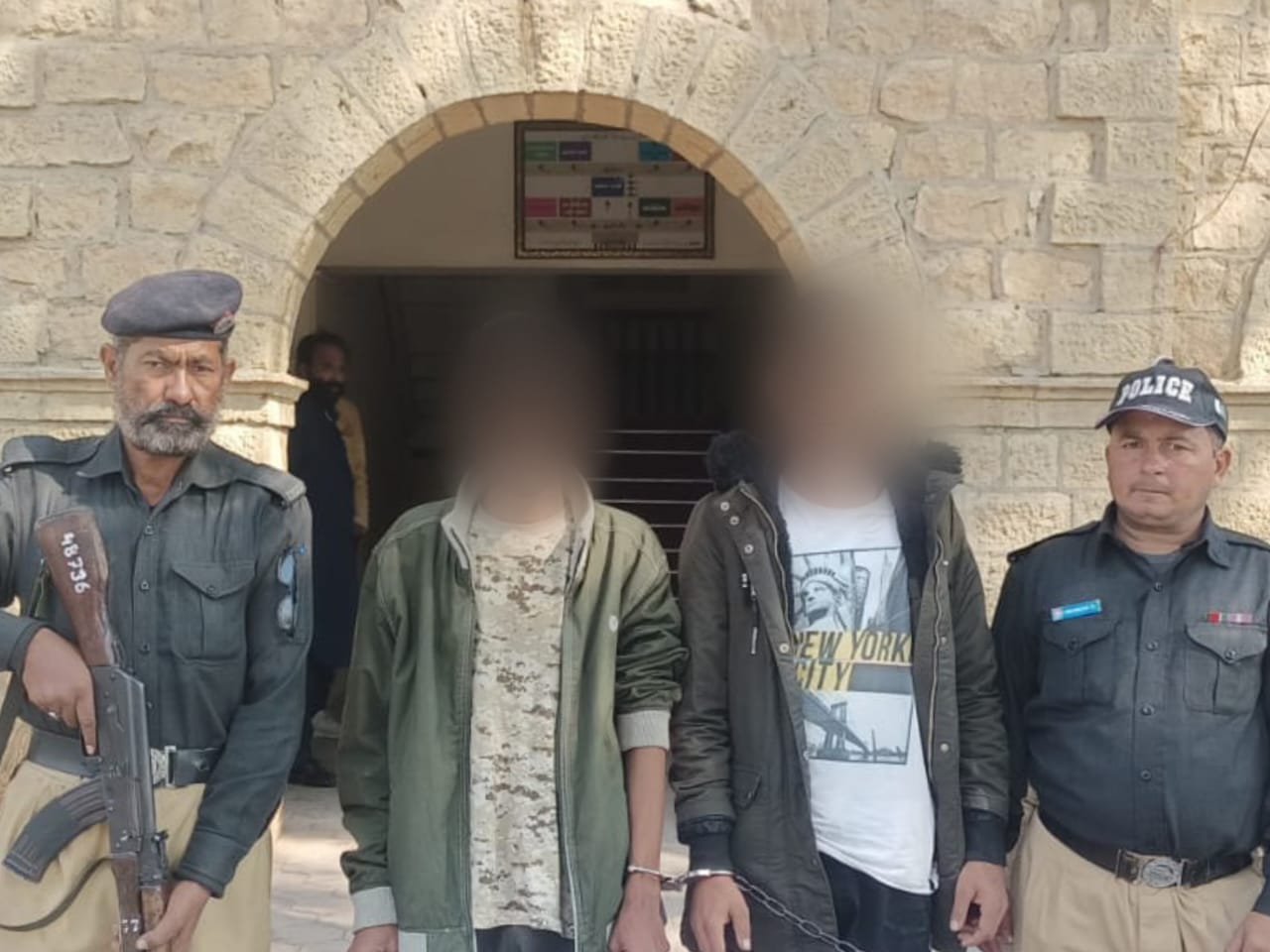 کراچی میں پولیس نے مختلف علاقوں میں وارداتیں کرنےوالے دو  ملزموں کو گرفتار کرلیا۔