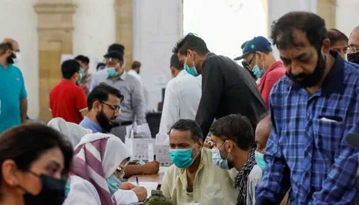 کراچی میں کورونا وائرس کے مثبت کیسز کی شرح بڑھی تو ویکسی نیشن مکمل کرانے والے افراد نے بوسٹر ڈوز لگوانے کے لیے ویکسنیشن سینٹر کا رخ کرلیا