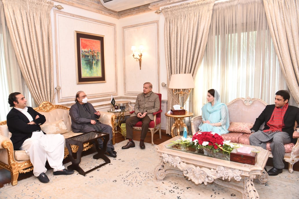 چیئر مین پاکستان پیپلز پارٹی بلاول بھٹو زرداری کہتے ہیں کہ ملک کو بچانا ہے تو عمران خان کو ہٹانا ہوگا